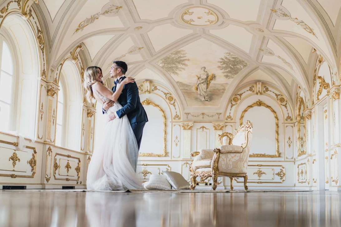 Coppia sposi in salone affrescato: organizzazione Michela Valcaccia wedding planner Toscana