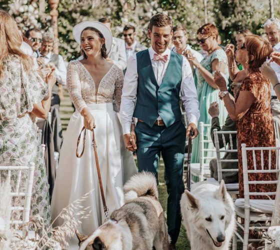 Coppia di sposi con coppia di cani in matrimonio in Toscana Wedding Planner Michela Valcaccia